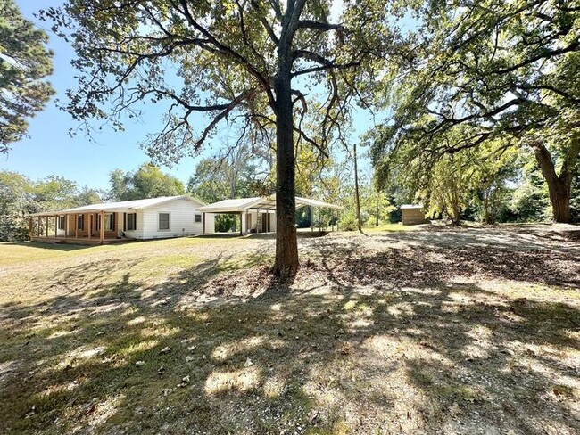 Building Photo - Tour Today! 3 Bed 1 Bath on 3 Acres with a...