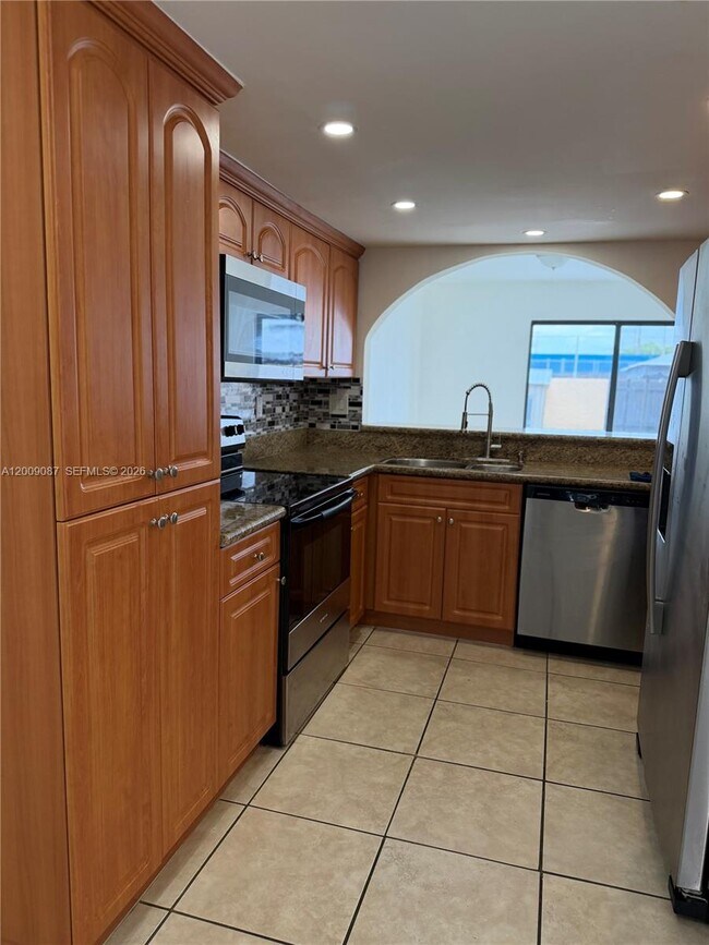 Building Photo - 857 W 41st St