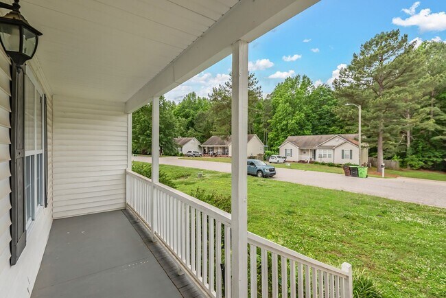Building Photo - Single Family 3 bedroom plus a flex room- Available August 12th