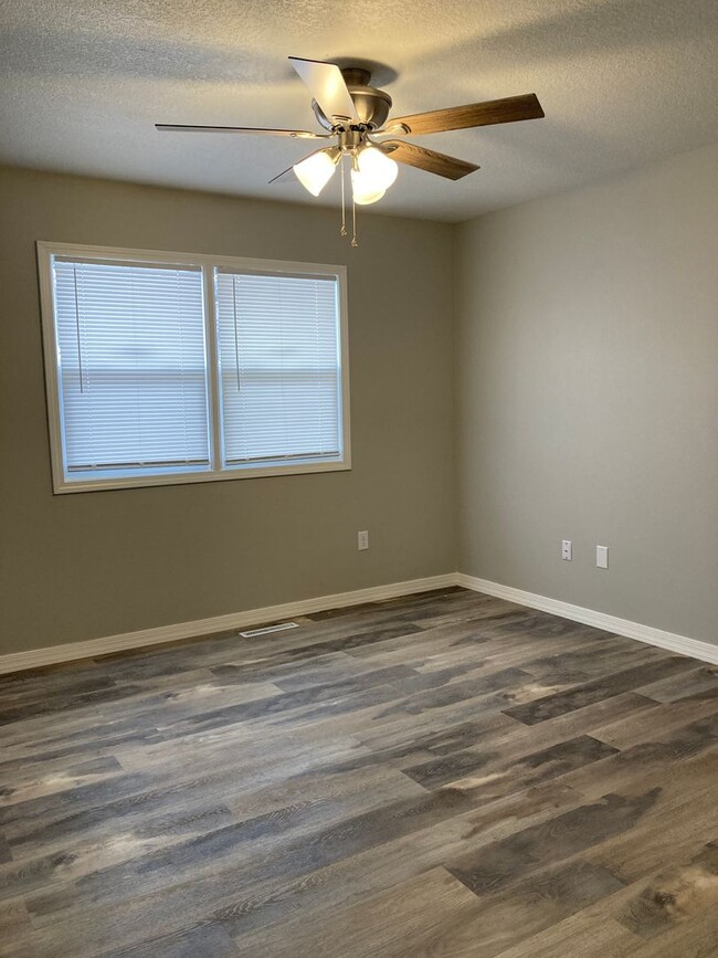 Building Photo - Newly updated 3 bedroom 2 bathroom townhome