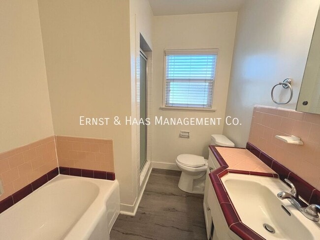 Building Photo - 215 E Scott St