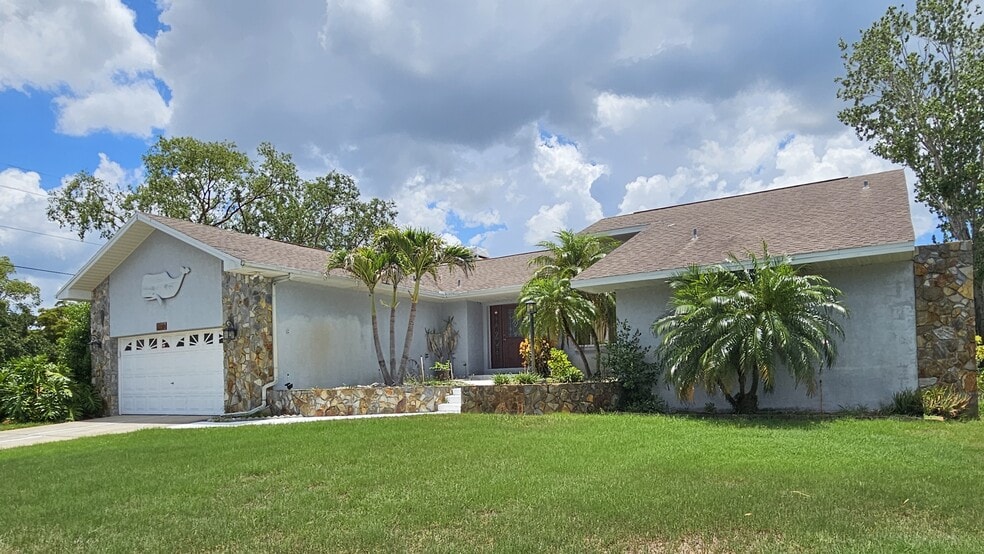 Building Photo - 2210 Bayou Dr