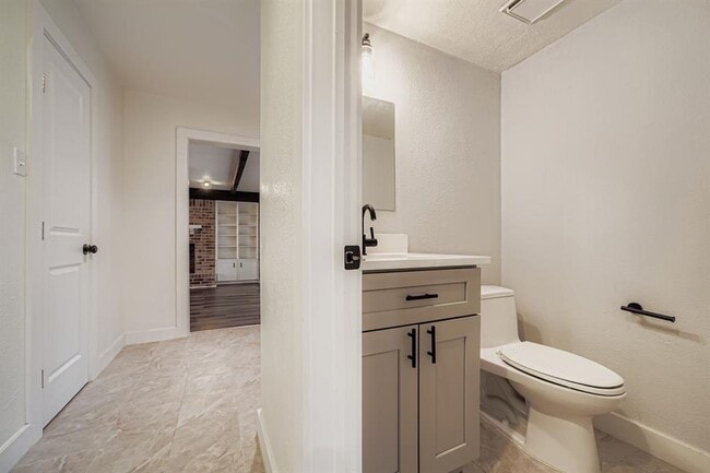 Building Photo - 11101 Country Knls