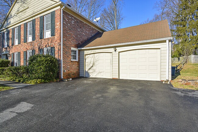 Building Photo - "Coming Soon" Stunning 4 bed, 4.5 baths, N...
