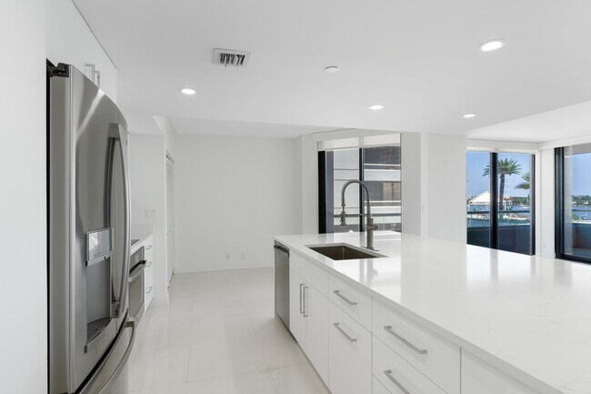 Building Photo - 529 S Flagler Dr