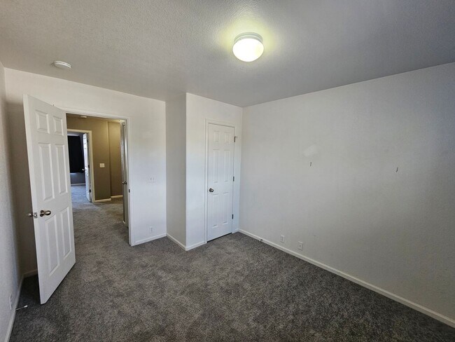 Building Photo - 3 Bed 3 Bath Townhome Minutes from Ft. Carson!!