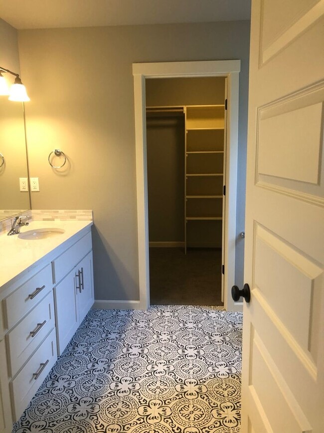 Building Photo - Gorgeous Townhome