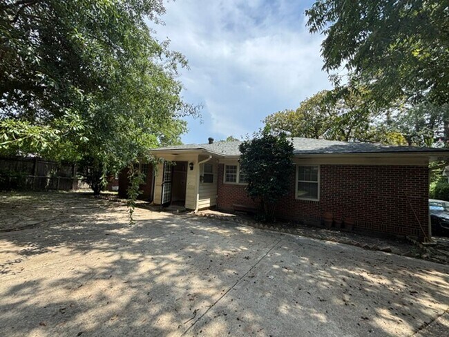 Building Photo - 1531 Iris Dr
