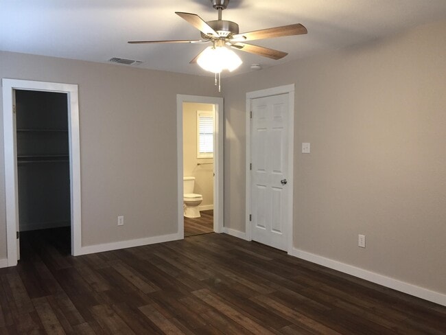 Building Photo - 501 E Oak Ridge Dr