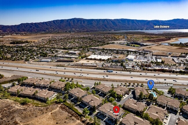 Building Photo - 2 bedroom Condo with an attached garage an...