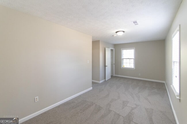 Building Photo - 281 W Lakeview Dr