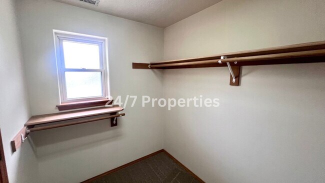 Building Photo - Beautiful 3 BD | 2.5 BA Duplex in Wine Cou...