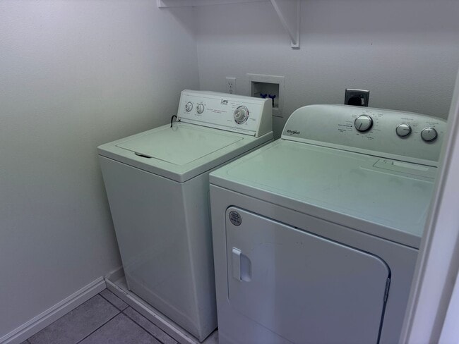 Building Photo - 3 bed / 2.5 bath / 1 car garage townhome with community pool