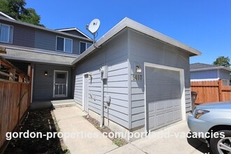 Building Photo - SE 121st Ave- 3 bedroom townhome with gas fireplace
