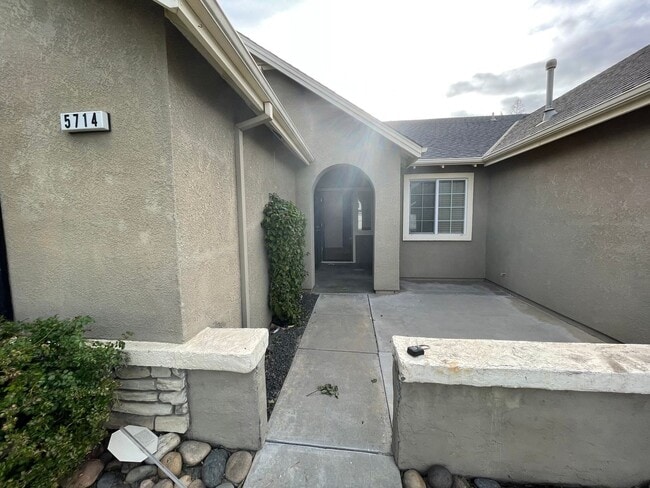 Building Photo - Single story home located in Crossroads!