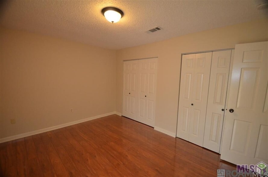 Building Photo - 5017 Parkoaks Dr