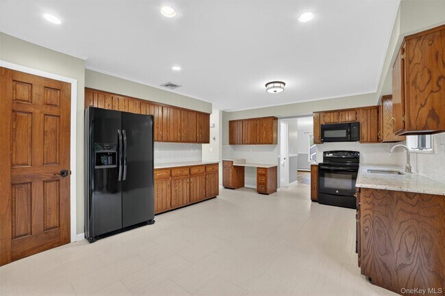 Building Photo - 28 Lakeview Dr