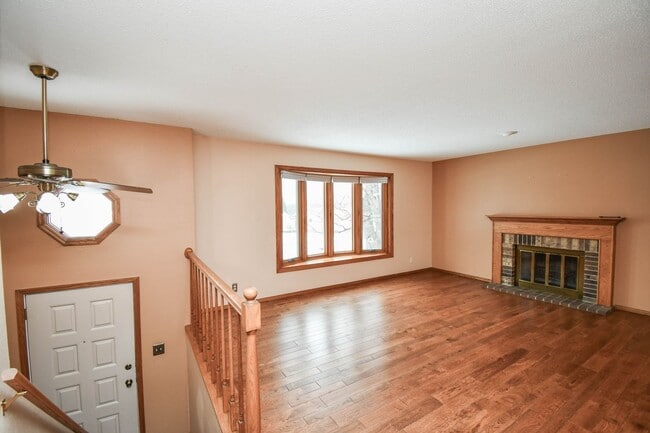 Building Photo - Spacious 5-Bedroom Split-Level in Southwest Sioux Falls with 4-Season Room & Fenced Yard!