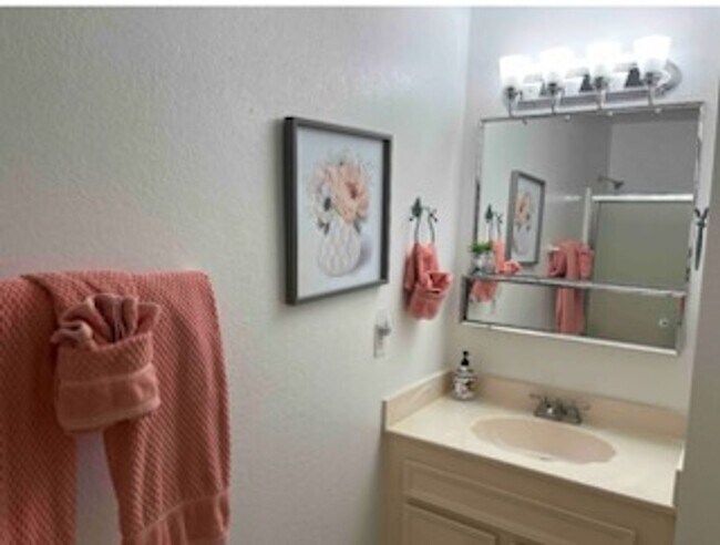 Building Photo - Lovely 1BR condo with Mountain View - Pool, Spa & Tennis