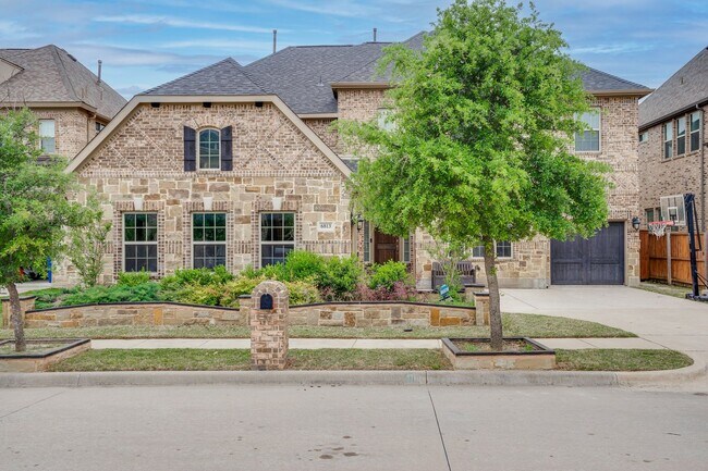 Building Photo - Beautiful home with elegant curved stairca...