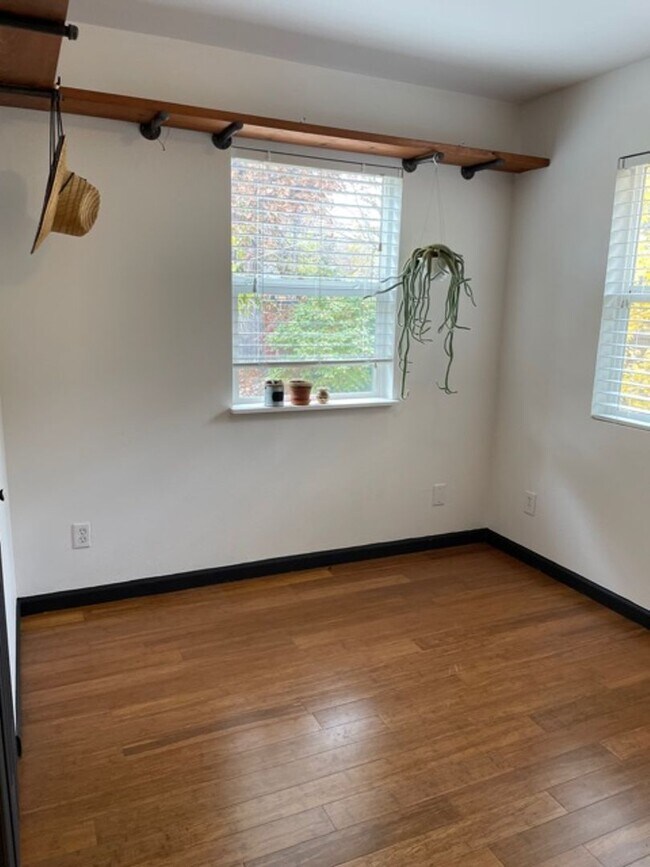 Building Photo - CHARMING 2 BED/1 BATH COZY COTTAGE LOCATED...