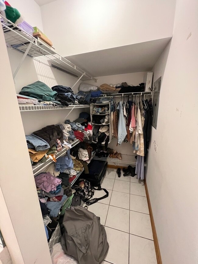 Building Photo - 4101 N Kenmore Ave