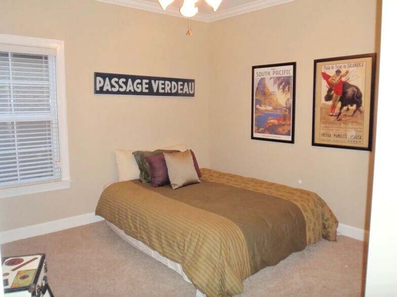 Building Photo - 409 Redbud Cir