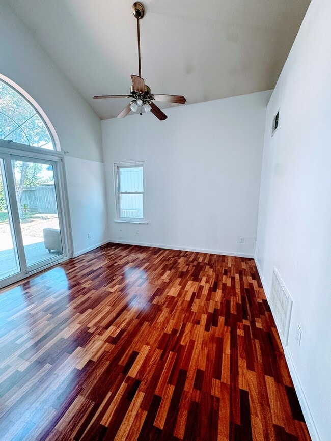 Building Photo - Welcome to this stunning 3-bedroom, 2.5-ba...