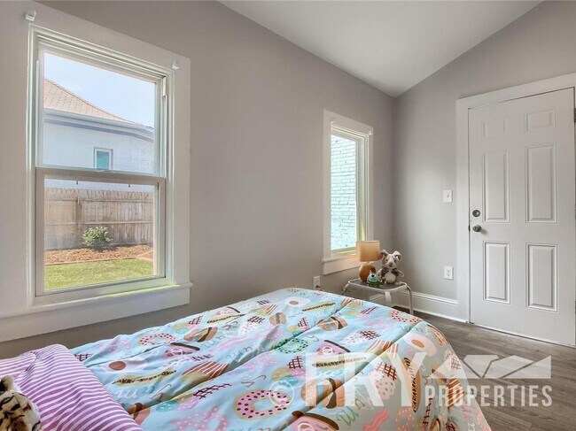 Building Photo - Fully remodeled 2  bed + office, main floo...