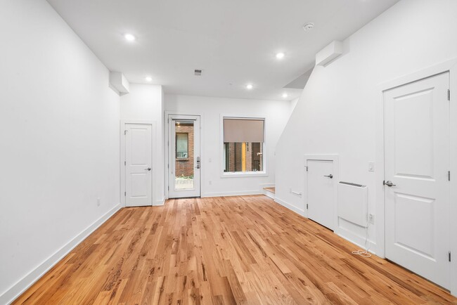 Building Photo - 4 Bed 3.5 Bath Townhomes 2176 sqft