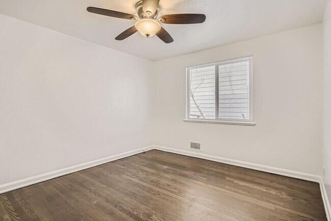 Building Photo - Bright and open updated duplex located in a prime area of Rosedale!