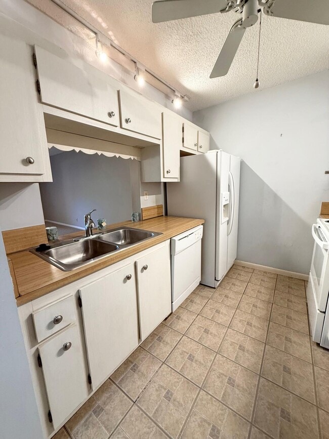 Building Photo - 930 SW 9th St Cir