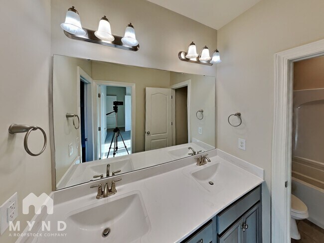 Building Photo - 1019 Willowcroft Dr