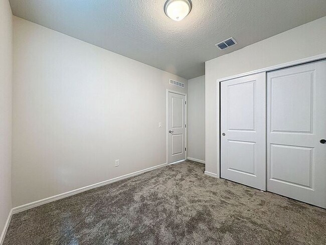 Building Photo - Tohoqua Beauty!