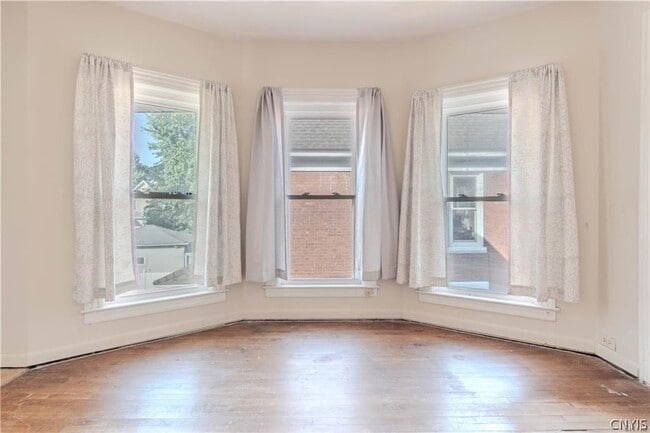 Building Photo - 363 Brainard St