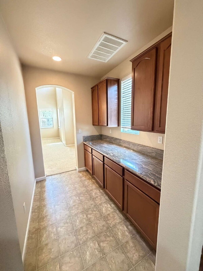 Building Photo - "Spacious 4-Bedroom Haven in Merced with 3 Full Baths & Elegant Granite Countertops!"