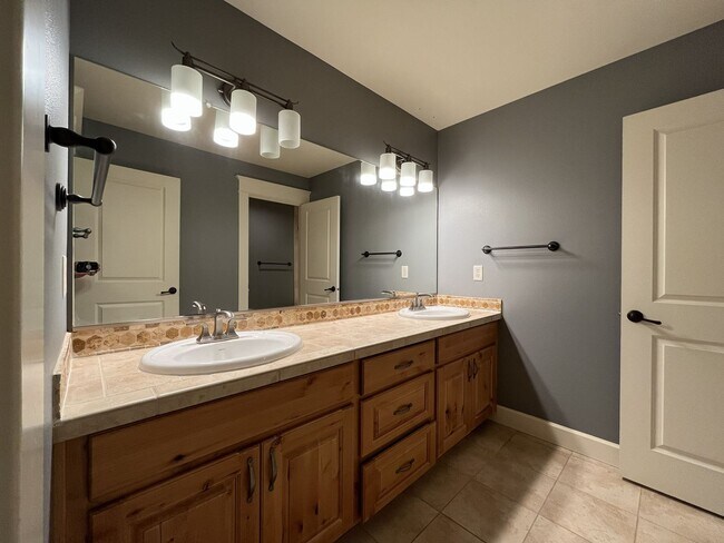 Building Photo - Luxury 5 Bedroom Home with Soaking Tub, Chef’s Kitchen & Expansive Primary Suite