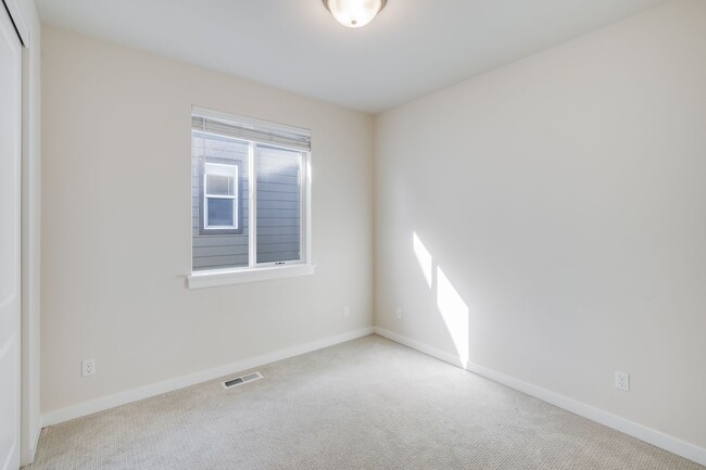 Building Photo - Beautiful 3 Bed, 3 Bath Rental Home in Hil...