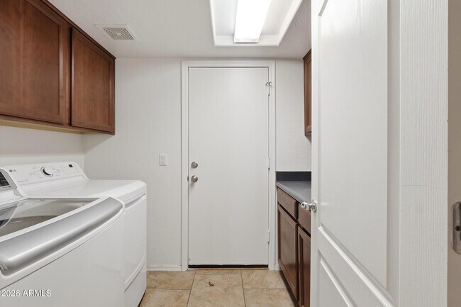 Building Photo - 3118 S 95th Ln