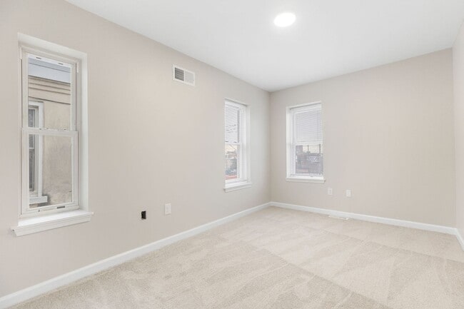 Building Photo - Pet Friendly 2 BR townhouse