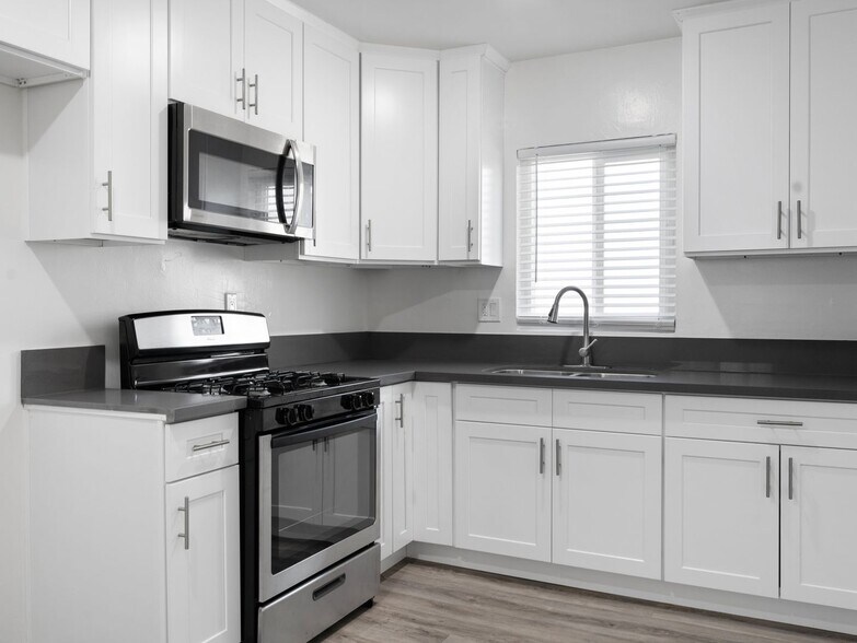 Building Photo - 1577 Pine Ave