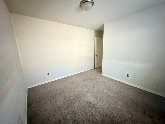 Building Photo - 226 W Watson Ct