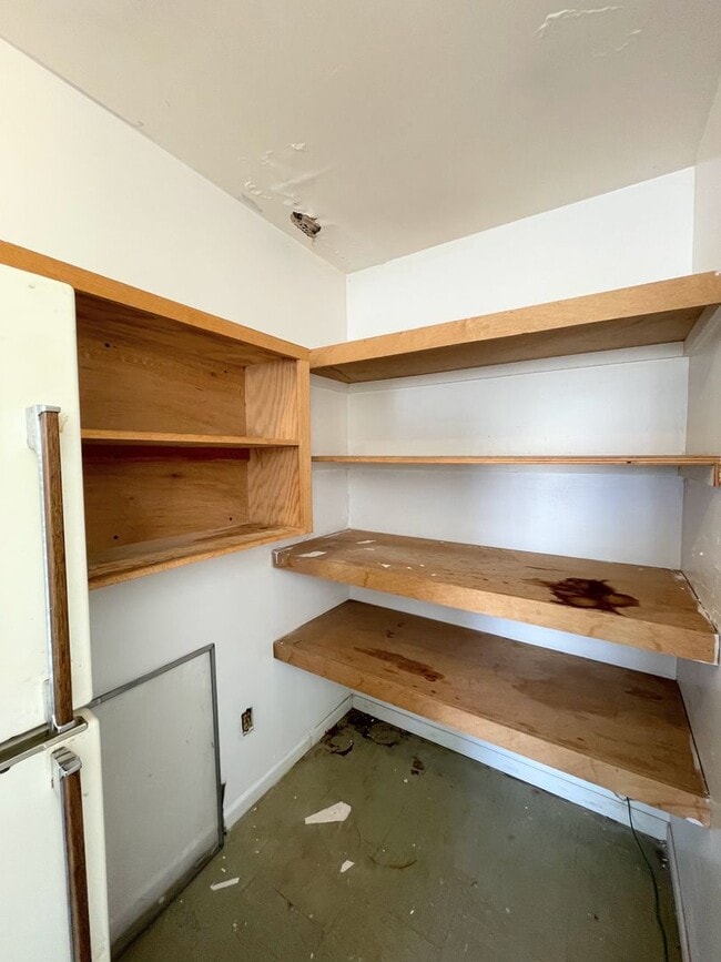 Building Photo - 2 Bed 1 Bath with 2-Car Detached Garage