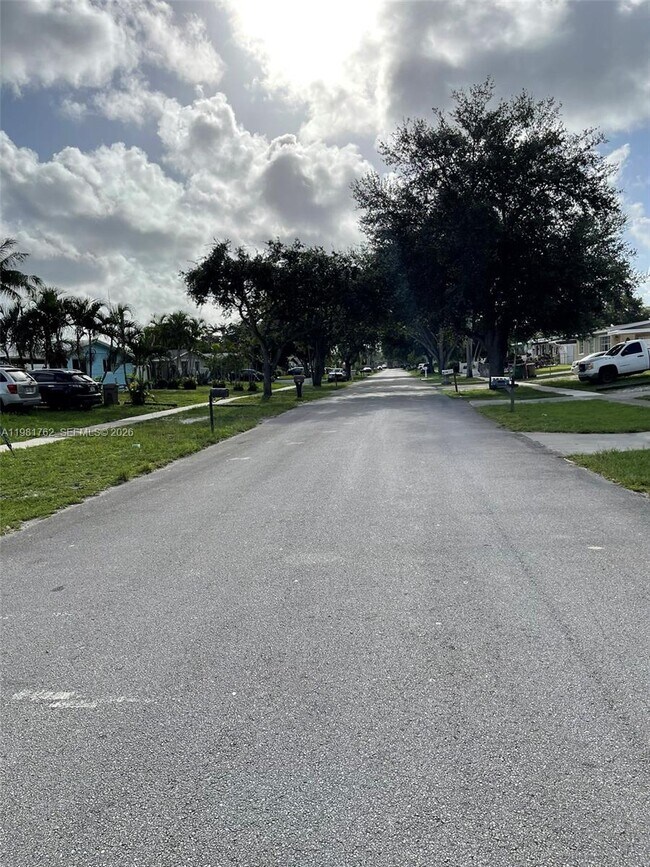 Building Photo - 5751 SW 38th Ct