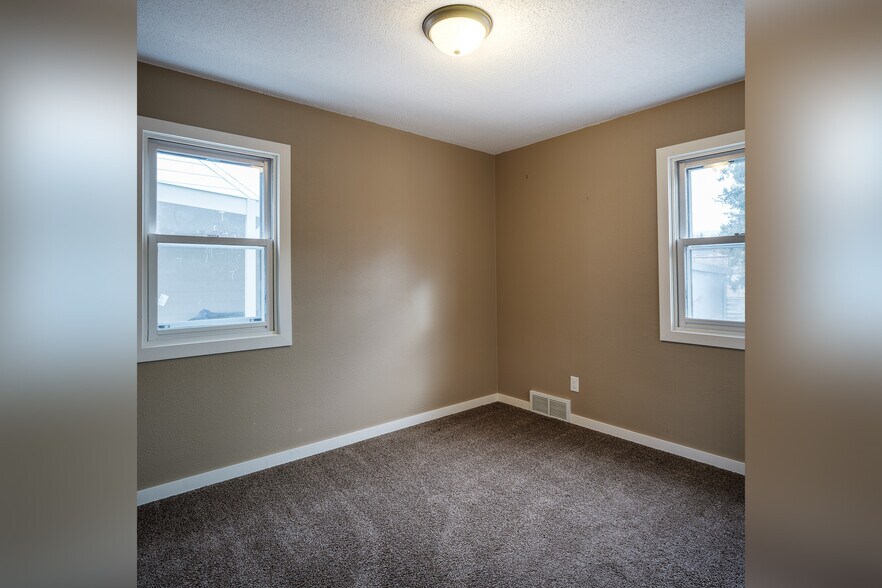 Main floor bedroom - 418 18th Ave SW