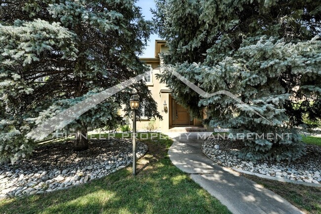 Building Photo - Luxury Meets Location – Impeccable 5BR Hom...