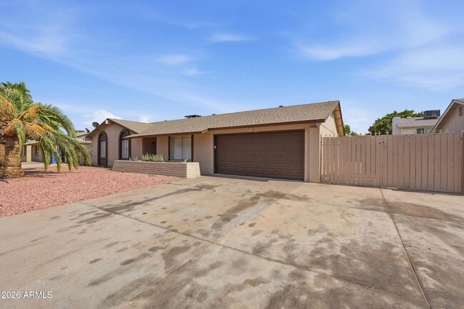 Building Photo - 4731 W Paradise Ln