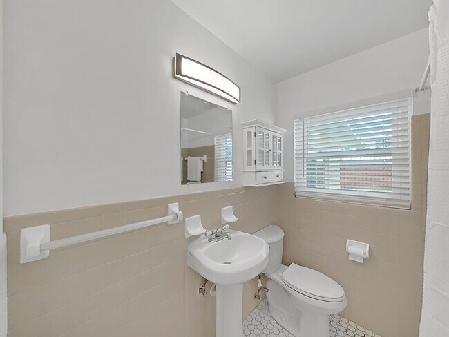 Building Photo - 4610 W Bay Villa Ave