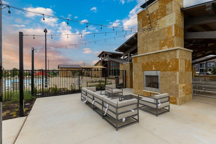 Building Photo - 204 Flowers Ave