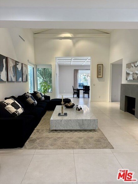 Building Photo - 201 S Bedford Dr